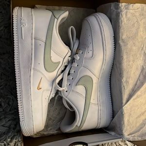 I am selling air forces ones brand new, never worn.